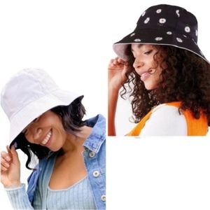 NWT - Alice And Olivia's Ao X Fabfitfun Reversible Bucket Hat In Daisy Print